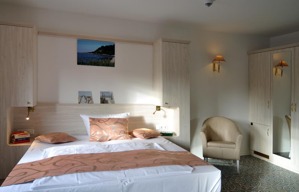 Hotel Haus Moenchgut Thiessow Bagian luar foto