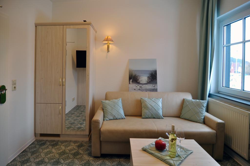 Hotel Haus Moenchgut Thiessow Bagian luar foto